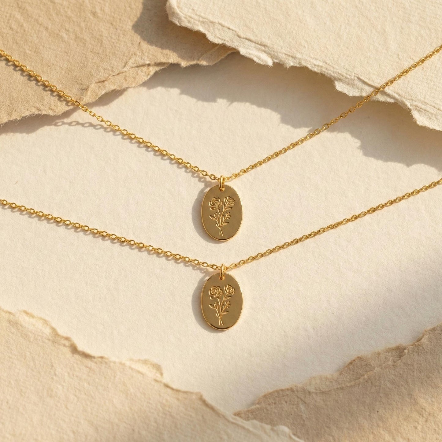 Birth Flower Necklace, Personalized Mom Gift, Gold Coin Pendant, Custom Floral Jewelry, Mother's Day Gift, Minimalist Rose Pendant
