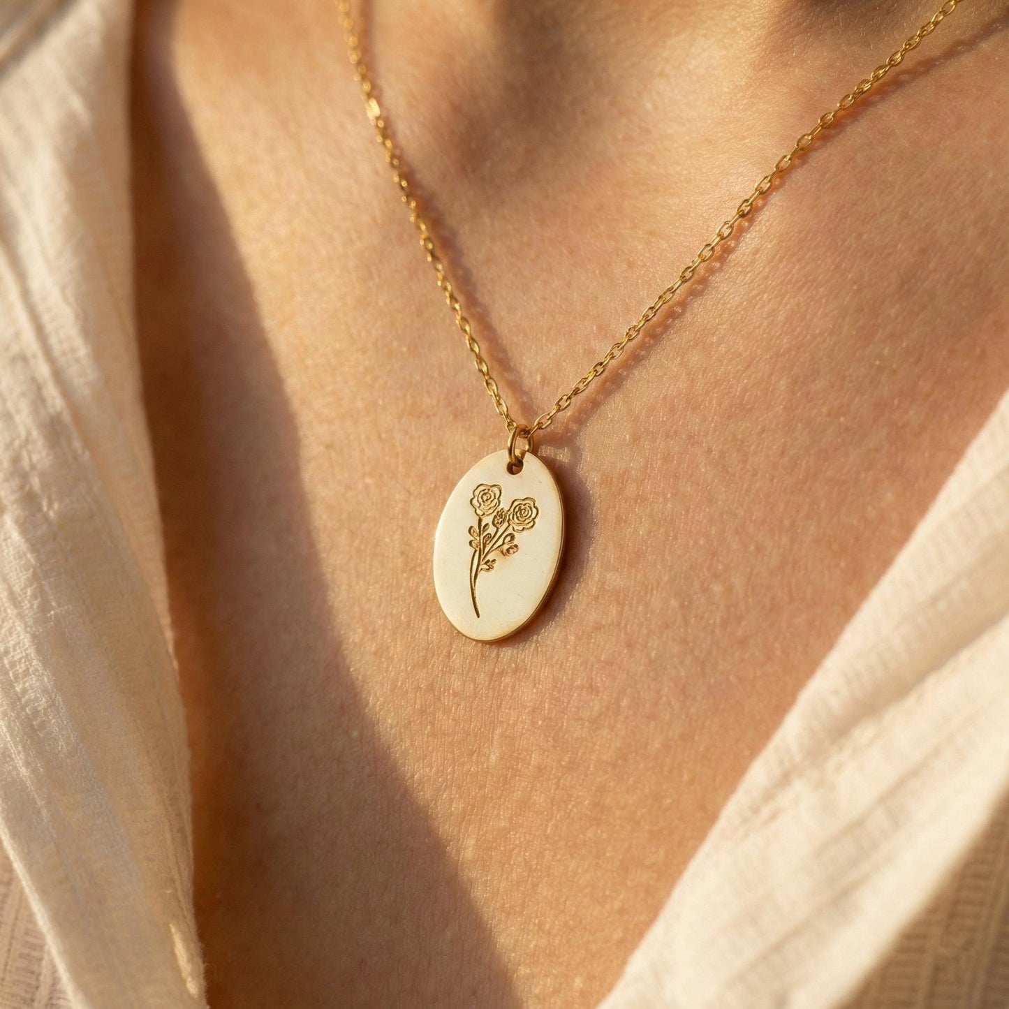 Birth Flower Necklace, Personalized Mom Gift, Gold Coin Pendant, Custom Floral Jewelry, Mother's Day Gift, Minimalist Rose Pendant